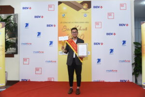 Duy Tran, Brand Manager of KMS Technology Vietnam receiving the Sao Khue Award 2020 - Software Outsourcing Service category